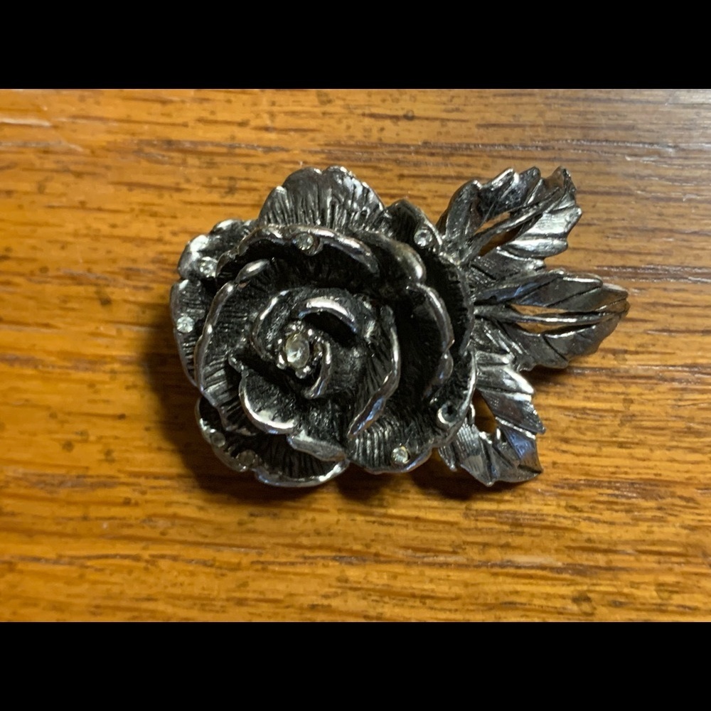 Bundle/Silver rose pin, American flag pin, Butterfly pin - Picture 3 of 8